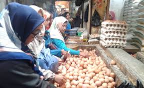 Daftar harga telur ayam per 1 kg peti hari ini di waralaba agen grosir supplier distributor telur ayam terdekat murah terbaru 2021 di kota lubuklinggau, pagaralam, palembang, prabumulih, sumatera barat, bukittinggi, padang, probolinggo, surabaya, yogyakarta, jawa tengah, magelang, pekalongan. Harga Telur Ayam Di Pasar Induk Cikurubuk Tasikmalaya Melambung Tinggi Fokus Jabar