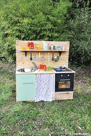 Îlot de cuisine avec rangement, fabriqué en palettes de bois. Tuto Bricolage Fabriquer Une Cuisine Enfant En Palettes Mafamillezen