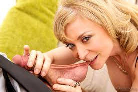 Sexy mature Nina Hartley takes a cumshot facial » PornoReino.com