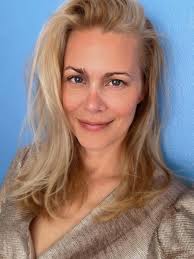 20 years ago in a few short months Heidi Low went from stay at home wife  and mom to one terminally ill daughter and 3 bonus children to single girl  working and