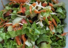 Tidak hanya mengenyangkan namun menu yang satu ini juga menyehatkan. Resep Salad Sayur Anti Ribet