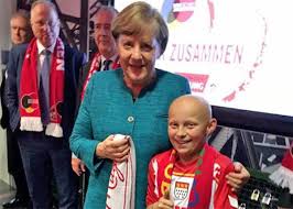 Sie leitet die bundesregierung, die in berlin sitzt. Aad Kind Luis Erklart Angela Merkel Was Alopecia Ist
