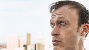 Amerikansk singer-songwriter till Pub Ettan