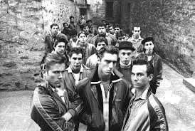 They have their confrontations with other gangs. The Wanderers Terror In Der Bronx Rockabilly Rules Magazin