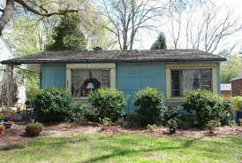 I Pass This Lustron House Frequently In Greensboro Nc It Reminds Me Of The Houses In Fallout 4 Town Of Sanct Small House Exteriors Prefab Homes House Exterior