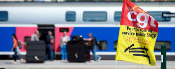 Des cheminots bloquent les voies gare montparnasse. Greve Sncf Ce Que Dit La Loi Sur Le Service Minimum