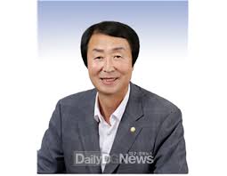 지난해 김천 공장 1차 투자를 통해 컬러강판 capa를 연 22만톤으로 확대했으며, 2차 투자를 통해 전체 capa를 연 30만 톤으로 늘릴 계획이다. ì´ìš°ì²­ ê¹€ì²œì‹œì˜íšŒ ì˜ìž¥ ì•„ì£¼ìŠ¤í‹¸ ì£¼ ê¹€ì²œê³µìž¥ ì°©ê³µì‹ ì°¸ì„