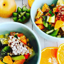 Winter Vitamin C Fruit Bowl Breakfast With Green Gold Kiwifruit Mandarins Persimmon Honeycomb Saturday Fresh Vegan Vege In 2020 Winter Vitamins Food Healthy