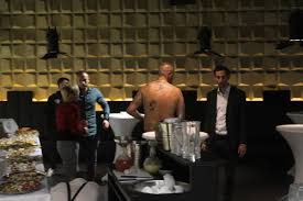 Film amnestie sa okrem príbehu troch rodín zasiahnutých komunistickou perzekúciou, venuje aj vzbure väzňov v leopoldove, ktorá si vyžiadala vojenský zákrok. Obrovsky Skandal Na Premiere Filmu Amnestie Zasah Sbs Herec Sa Zacal Vyzliekat A Vyhrazal Sa Latinakovi Roz Ebem Ho Topky Sk