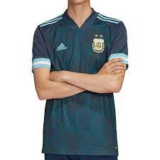 La camiseta de fútbol americano en casa argentina 2020 presenta un diseño único en los clásicos colores azul cielo y blanco del país. Camiseta Adidas 2a Argentina 2020 2021 Futbolmania
