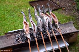 Steckerlfisch Aus Der Dachrinne Blick7 Steckerlfisch Flammlachs Fisch Rauchern
