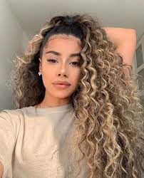 Stunning Curly Hairstyles For Ladies Darlingnaija Longcurlyhairstyles Curly Hair Styles Curly Hair Styles Naturally Colored Curly Hair