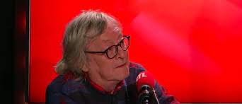 Celui qui participait depuis de nombreuses années à l'émission animée d'abord par philippe je m'emmerdais dans l'émission, alors je me tire. Rthpn3oqeabpkm