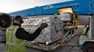 El producto de pfizer ingresó al portfolio de entregas por covax antes que la de astrazeneca/oxford al cumplir con los dos requisitos exigidos para su incorporación al fondo internacional: Coronavirus Llegaron 864 000 Dosis De Vacunas De Astrazeneca Y Para El Lunes Se Espera Otro Vuelo Con Mas Sputnik V Eldiarioar Com