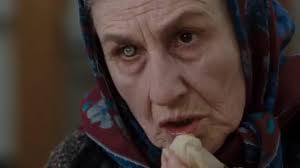 Lorna Raver, la actriz detrás del icónico papel de la señora Ganush en  'Arrástrame al Infierno' de Sam Raimi, falleció a los 81 años. Su  interpretación de la anciana gitana que lanza