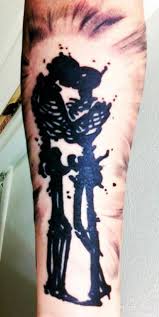 Our website provides the visitors with some great skeleton kiss tattoo drawing. Kissing Skeletons Black Ink Tattoo Tattooimages Biz