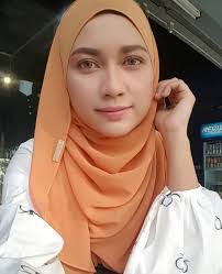 Beliau mula meraih populariti menerusi drama love you mr. Rasmi Senarai Drama Zara Zya