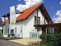 Wolf haus lider domów prefabrykowanych, gotowych i energooszczędnych. Wolf System Musterhaus Combino Classico Wolf System Anbieter Fertighauswelt De
