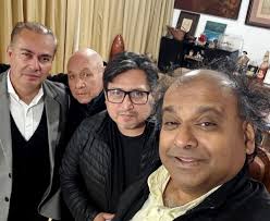 Entre amigos. El miércoles, con los escritores Indran Amirthanayagam (Sri  Lanka), Omar Aramayo y Juan Antonio Bazán, atentos a la noche, para no  perder la vieja costumbre de escucharnos. En las previas