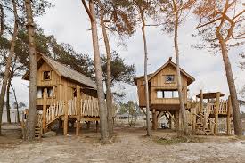 Ga op safari, speel een partijtje bowling, of doe juist even helemaal niets en ontspan op het terras van uw luxe lodge of safaritent met uitzicht op de savannen. Safari Resort Beekse Bergen Glamping Camping