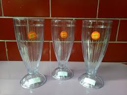 Glassware terbuat dari kaca bening, biasanya terdiri dari gelas bertangkai (untuk minum wine, champagne, dan cocktail), gelas tidak bertangkai (untuk minum bir, jus, dan lainnya), serta cangkir (untuk minum teh dan kopi). Suka Minum Jus 5 Gelas Unik Ini Bisa Bikin Sensasi Minum Jus Makin Asyik Lho