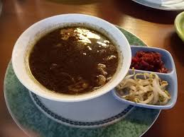 Rawon atau nasi rawon ialah sup daging yang istimewa kerana mengandungi kepayang. Makan Siang Di Hotel Tjimahi Gerbang Matahari