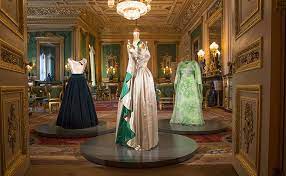 Finde fotos von schloss windsor. Die Roben Der Queen Ausstellung In Windsor Castle