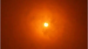 Video nasa itu juga menunjukkan gerhana. Foto Foto Proses Terjadinya Gerhana Matahari Cincin Dilihat Dari Bandung Puncaknya Seperti Cincin Tribun Jabar