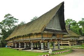 Disebut dengan rumah kebaya dikarenakan bentuk atapnya yang menyerupai pelana yang dilipat. 34 Nama Rumah Adat Tradisional Di Indonesia Beserta Gambarnya