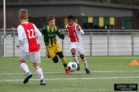 De amsterdammers zijn al sinds de wedstrijd tegen deze week heeft de ploeg van erik ten hag in ieder geval donderdag even rust, want de eerste wedstrijd tegen as roma is pas op 8 april. Foto S Twingames O10 Tegen Ajax Ado Den Haag Jeugdopleiding