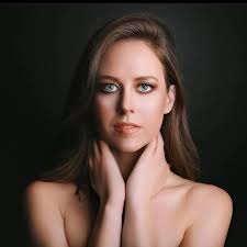 Looking at year 34 like... Photo by the amazingly talented  @4forty4_portraits 💓 Makeup by the wonderful @beautybymeeh