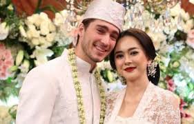 Padahal dalam postingan foto terakhirnya pada 2 desember 2019 lalu, masih ada interaksi manis di antara. Resmi Bercerai Dari Eryck Amaral Hal Ini Yang Paling Disesali Aura Kasih