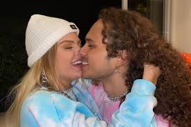 Quando vejo as pessoas, mais uma vez a atacar a. Luisa Sonza E Vitao Assumem Namoro Com Foto De Beijo Quem Quem News