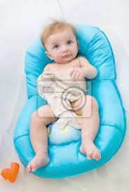 Kindersitz zubehör ratgeber kindersitze testsieger kindersitze tragesysteme babytragen tragetücher kraxen & schultertragen tragejacken tragezubehör. Cute Baby Madchen Sitzt Auf Einem Kindersitz In Der Badewanne Leinwandbilder Bilder Waschlappen Flanell Routine Myloview De
