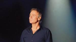 The wall of the nightclub is covered with square mirrors, which reflects multiple images of young eric and caroline. Dubosc Presente Son Nouveau Spectacle A Forges Les Eaux Et Rouen