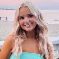 Amber Szymanski's Instagram, Twitter & Facebook