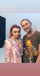 Julia and maisie 01 4k; Maisie Williams