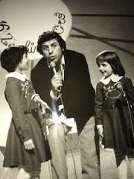 Con serietà ed impegno da attori navigati, i bambini delle classi ii e iii di parona hanno presentato la loro consueta recita musicale natalizia, regalando ai numerosi spettatori una grande emozione durante l'animazione coreografica. La Storia Di Claudia Graziani Testimonianze Musicali