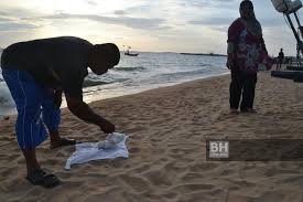 List of tourist attractions in melaka; Pantai Pengkalan Balak Dicemari Lampin Pakai Buang