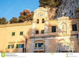 De taxichauffeur heeft een omwegje gemaakt hiernaartoe omdat rosalia de beschermheilige is van palermo. Ansicht Des Schongebiets Des Heiligen Rosalia Mit Der Heiligen Hohle Auf Monte Pellegrino In Palermo Sizilien Redaktionelles Stockfoto Bild Von Pellegrino Ansicht 107764738