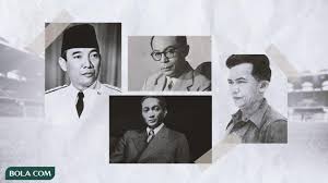 Kembali dari rengasdengklok, soekarno bersama moh hatta dan achmad soebardjo. Bung Karno Dan 6 Tokoh Bangsa Indonesia Dengan Darah Sepak Bola Filosofi Dan Perjuangan Indonesia Bola Com