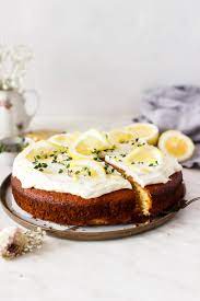 Von 1 zitrone die schale mit dem sparschäler dünn abziehen und fein hacken. Rezept Fur Einen Zitronen Joghurt Kuchen Mit Olivenol Hey Foodsister