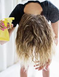 feuchtigkeit fur die haare diese hausmittel helfen wirklich trockene haare hausmittel feuchtigkeitsspray haare gesunde haare tipps