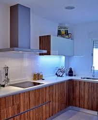 Su configuración es lineal con una extensión hacia el centro de la habitación. Luz Indirecta En La Cocina Decoracion De Interiores Y Exteriores Estiloydeco