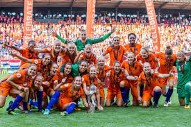 Na de fantastische prestatie op het europees kampioenschap van afgelopen zomer, staan de speelsters van bondscoach sarine wiegman er heel goed voor om. Fotoserie De Uitzinnige Vreugde Bij De Oranje Leeuwinnen Fcupdate Nl