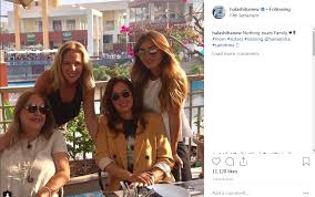 انتشرت أمس صورة للممثلة المصرية المعتزلة حلا شيحة وهي على السرير ومن دون حجاب بشكل كبير على مواقع التواصل الاجتماعي. Ø§Ù„ÙŠÙ…Ù† Ø§Ù„Ø¹Ø±Ø¨ÙŠ Ø­Ù„Ø§ Ø´ÙŠØ­Ø© ÙÙ‰ ØµÙˆØ±Ø© Ø¹Ø§Ø¦Ù„ÙŠØ© Ù„Ø§ Ø´Ù‰Ø¡ ÙŠÙÙˆÙ‚ Ø§Ù„Ø£Ø³Ø±Ø©