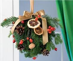 Dekorative Kugel Mit Tannenzweigen Dekoriert Weihnachtsdeko Fenster Basteln Deko Weihnachten Fenster Weihnachtsdeko Fenster