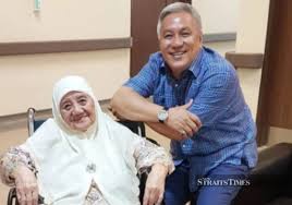 Wafa yang juga anak bekas mufti wilayah persekutuan, allahyarham tan sri abdul kadir talib sebelum ini dilaporkan menghidap kanser ovari tahap empat sehingga menyebabkan beliau terpaksa membuang. Wafa Abdul Kadir Azizah The Legend