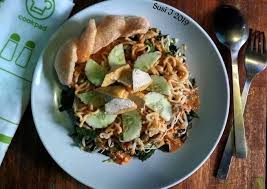 Siram mie, ketupat dan sayur dengan bumbu pecel yang sudah halus dan tercampur rata. Resep Pical Pecel Padang Oleh Susi Juniarti Cookpad