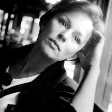 R.I.P Adeus a Christine Boisson, atriz de "Emmanuelle", que morre aos 68  anos A atriz francesa Christine Boisson, eternizada como Marie-Ange no  icônico filme Emmanuelle, faleceu aos 68 anos, vítima de uma